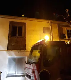 Bombeiros de Cee e Proteccion Civil de Muxia sufocando un incendio nunha vivenda