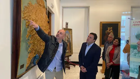 Dario Areas amosando os Tesouros da Fundacion Fernando Blanco a Valetin Gonalez Formoso