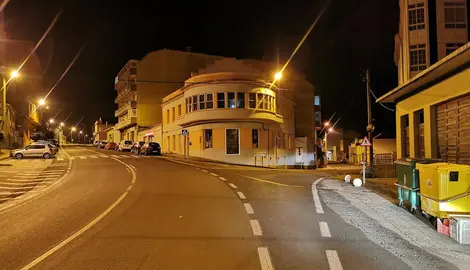 Ruas baleiras na tarde noite de Malpica