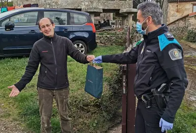 A POlicia Local de Carnota Entregando material escolar polas casas
