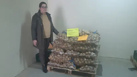 Rocío López, concelleira de Servizos Sociais,
xunto ás patacas doadas por Cultiagro-Seragra.