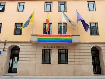 Casa do Concello de Malpica ca bandeira multicolor