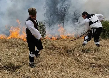 Gaiteiros de Axio Mouro apagando un lume