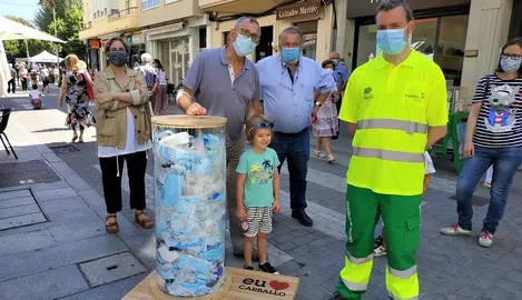 O bidón transparente colocouse onte na rúa A Coruña. concello de carballo