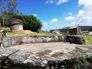 (portada) eira do Carmelo, con  pombal e cabazo