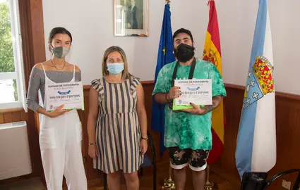 A filla de Fernando Garcia e Diego Lema recollendo os premios do Ponte en Fotos