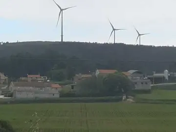 Casas son da parroquia de Cores, Ponteceso baixo os muiños de vento do parque eólico de Malpica