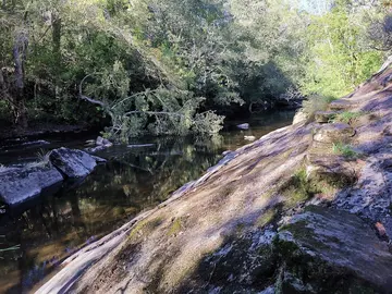 Zona do sendeiro do rio Anllons dende Verdes apta para o baño