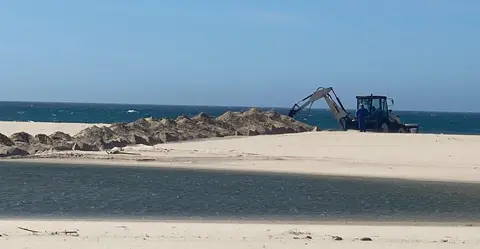 Maquinaria pesada na lagoa de Traba
