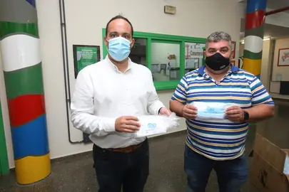Malpica reparto de mascaras nos coles