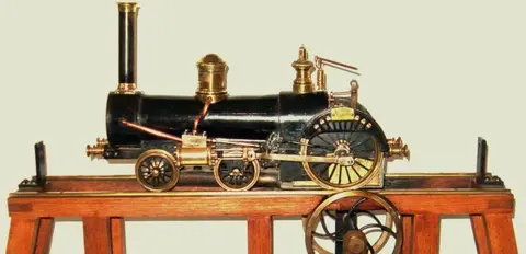 MODELO LOCOMOTORA SISTEMA CRAMPTON na Fundacion Fernando Blanco
