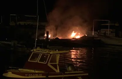 Barco ardeu en Camarinas 2