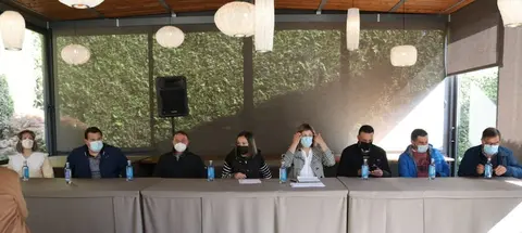 Concelleiros da oposicion presentando a mocion de censura