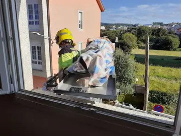 Bombeiros evacuan por ventana