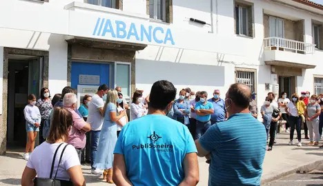 Concentracion en Bainas contra o peche de Abanca