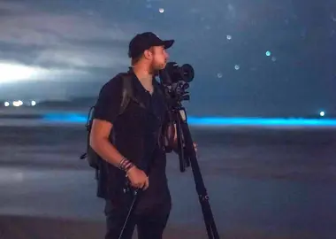 Foto de Drew Corme coa camara retratando o Mar de Ardora na Costa da Morte