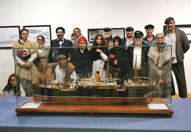 A familia de Naufraxios Galegos na exposicion de maquetas