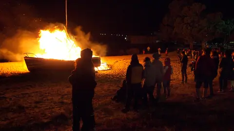 Imaxe dun San Xoan nunha praia da Costa da Morte