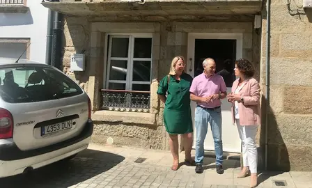 Maria Rivas nunha vivenda rehabilitada de Corcubion