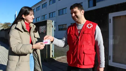 Cruz Vermella repartindo condons en Carballo