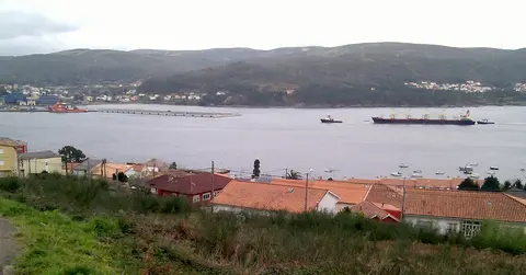 O Mercante Ideal Bulker entrando no porto de Brens axudado polo practico