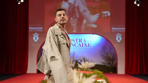 Voluntarios desfilando coas Delegacions internacionais na MOstra do Encaixe