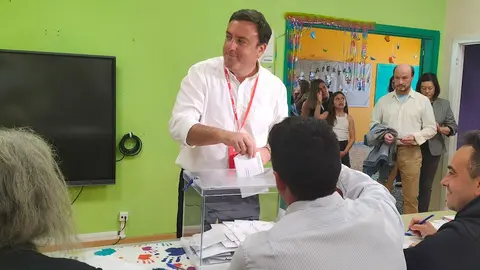 Valentin Gonzalez Formoso votando