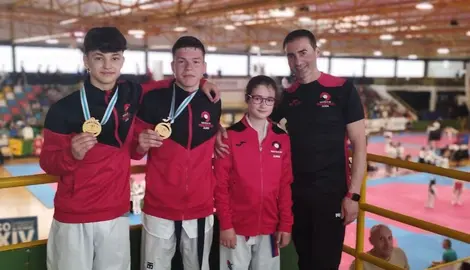 Daniel Caamano Alberto Atan e Marta Castineira con Juan Carlos no Open de Taekwondo