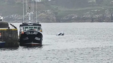 Coche ao mar no porto de Laxe