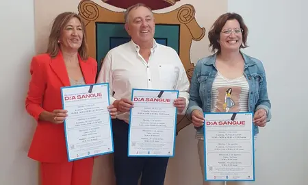 O alcalde da Laracha, José Manuel López Varela, e a directora da Axencia Galega de Sangue, Órganos e Tecidos (ADOS), Marisa López, presentaron hoxe no Concello a campaña de verán de