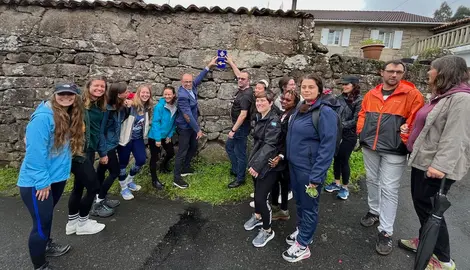 Mulleres de The Break sinalizando a Via Celtica