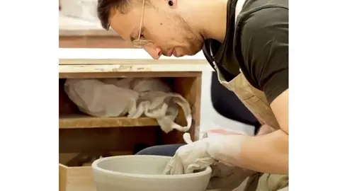 Alberto Lista Oleiro de Buno traballando vaixela