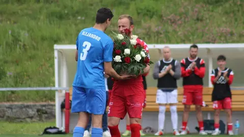 Michael Vilela dandolle un ramo a Borja fillo de Alejandro_Foto-Marina Busto