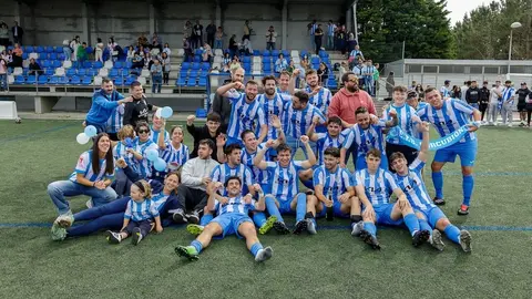 UD Corcubion ceebrando o ascenso a LIga da Costa-Foto Fuentes
