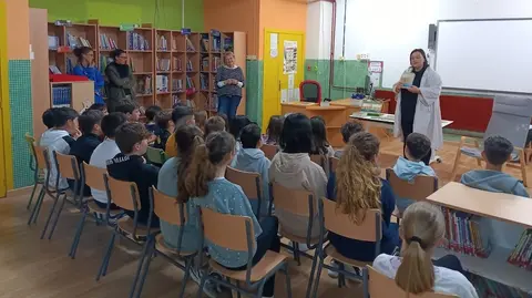 A concelleira Noelia Freijeiro no CEIP Milladoiro de Malpica
