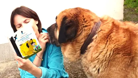 A xornalista de malpica Marta Villar con Sultan