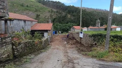 Obras nunha igrexa de Laxe