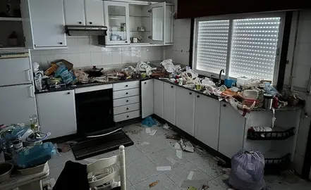 Lixo acumulado nunha vivenda de Carballo