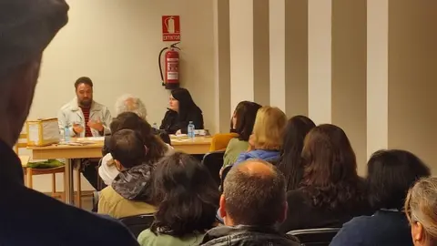 Anton Recaman e Natalia Lema asinando libros en Brens 4