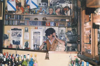 You na cabina de La Otra Orilla (actual O Patacón) durante as festas de un entroido a finais dos anos 90.Imaxe cedida polo propio You anos atrás.