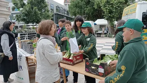 Alumnado da Escola Ambiental de Senda Nova vendendo os seus produtos no Mercado de Carballo 1