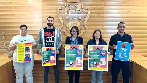 Participaron na presentación do programa das festas a alcaldesa de Muros, María Lago; a concelleira de Festexos, Laura Rivadeneira; a concelleira de Igualdade Maruxa Martínez; David Pastoriza, técnico de Cultura, e Juan Figueiras, dinamizador da sala Nasmo.