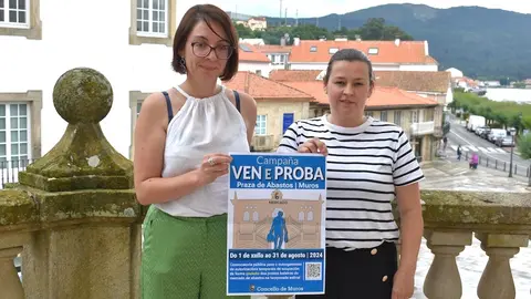 Maria Lago alcaldesa de Muros e a concelleira de Promoción Económica, Laura Rivadeneira.