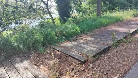 Mal estado da pasarela da praia do Lago