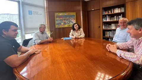 Reunion de Belen Docampo cos taxistas de Corcubion