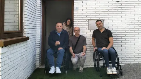 Directivos de Integro co alcalde de Cabana nas casas dos mestres