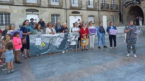 Feminismo en Pe en Laxe Ante o feminicidio de Mercedes Ríos na Coruña