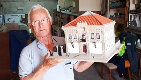 José Manuel Marcote Caamaño coa maqueta no seu taller da Armada (Cee)