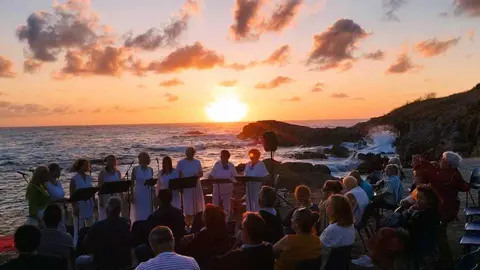 Solpor Poetico en laxe na Praia dos Cristais