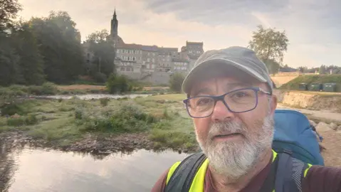 Manuel de Benedicto facendo o Camino regreso a Camarinas dende Suiza 2